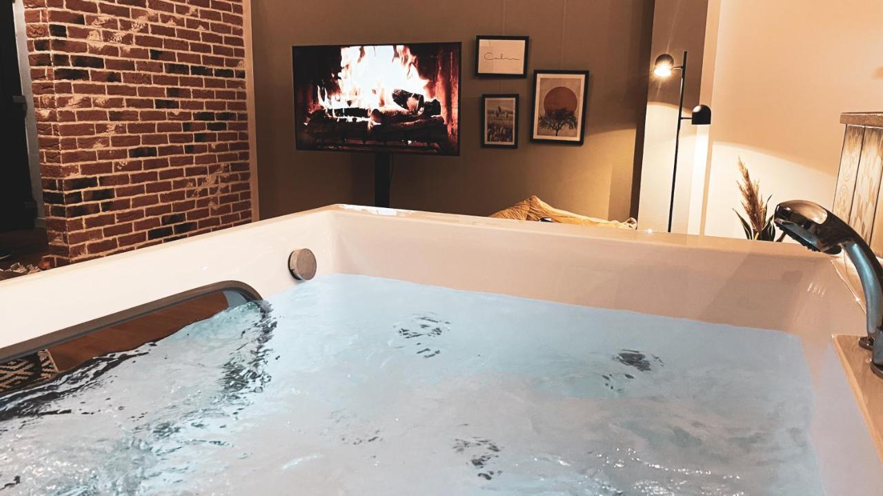 Stilvolles City-Loft Mit Privatem Whirlpool Trier Exteriör bild